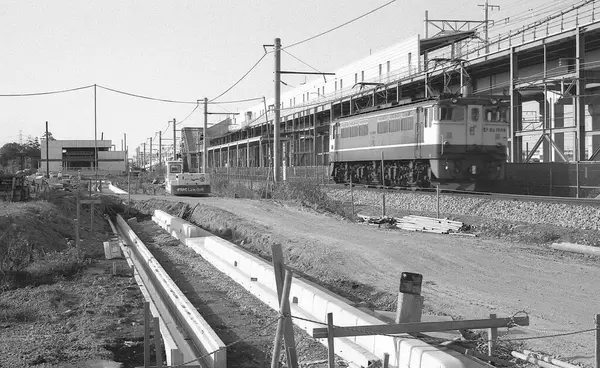 Siyah beyaz fotoğraf, yolcular tren raylarında..