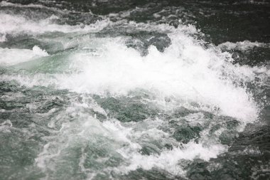 Deniz suyu dalgaları, sıçramalar ve dalgalar