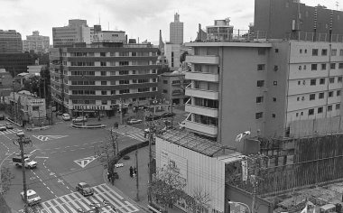 Tokyo sokaklarındaki dinamik trafiğin manzarası.