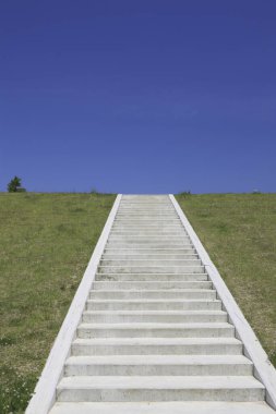 Parktaki beyaz beton merdivenler.