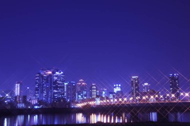 Akşamları modern şehir manzarası 