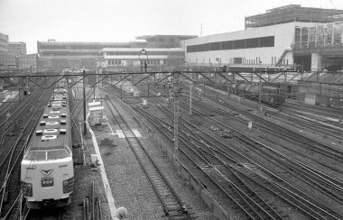 Tren demiryolunda ilerliyor.