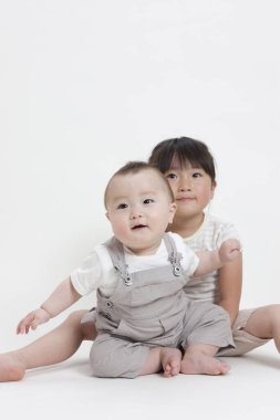 Küçük Asyalı kardeşlerim evde. 