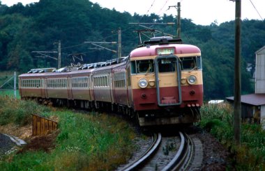 Ormandaki eski tren doğa arka planında.