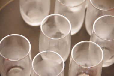 Arka plandaki masada boş bardaklar var, kapat.