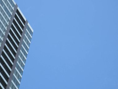 düşük açı görünümü veya modern bina ve mavi gökyüzü arka planına sahip şehir     