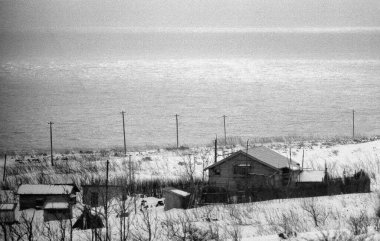 Doğada kışın eski ahşap evler