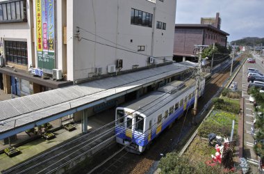 Japonya 'daki tren raylarında giden trenin görüntüsü