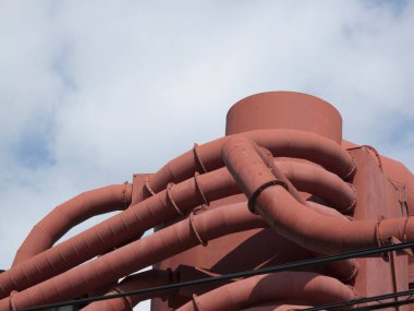 Eski endüstriyel çelik boruların yakın çekim görüntüsü             