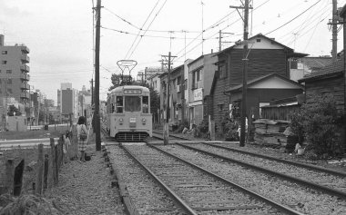 Tren demiryolunda ilerliyor.