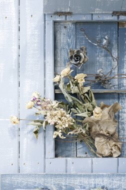Tahta duvarda kurumuş çiçek buketi 