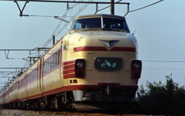 Tren demiryolunda ilerliyor.