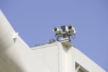 Binanın duvarındaki kapalı devre kamera, kapatın.