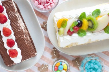 Meyve ve böğürtlenle süslenmiş iki lezzetli pasta.