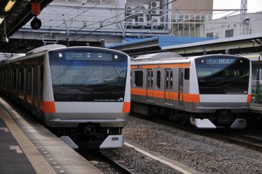 Gündüz Çağdaş Tren Japon Şehri 'nden Geçiyor 