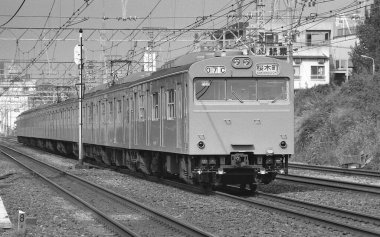 Bir trenin belirgin profili yüksek Japon raylarında açıkça görülebilir..