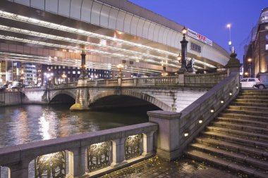 Tokyo, Japonya 'daki Nihonbashi Köprüsü' nün akşam manzarası.
