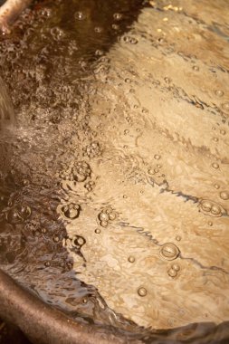 Taze su sıçrıyor.