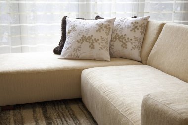 Modern oturma odasında yastıklı beyaz kanepe 