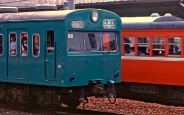 Asya şehrinden geçen trenlerin gündüz görüşü