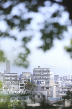 Çağdaş Japon mimarisini ön plana çıkaran güneşli şehir manzarası.