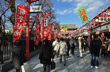Japon caddesinin dışı. Dükkanları var. Modern şehir Japonya 'da kalabalık bir sokak pazarı. 