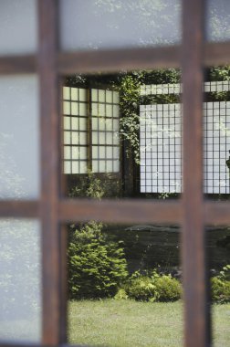 Eski Japon tarzı ev ve güzel yeşil bahçe.