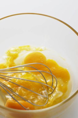 Cam bir kasede yumurta karıştır.