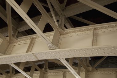 Arkaplanda tarihi bir binada metal köprü var.