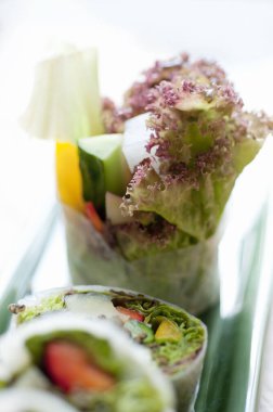 Japon usulü suşi, taze balık, avokado, ton balığı ve sebzeli. Japon restoranı..