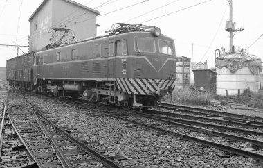 Tren istasyondaki tren raylarında ilerliyor.