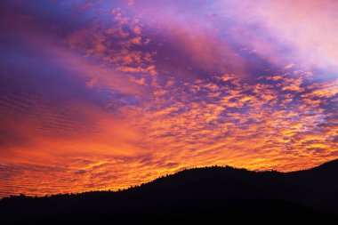 Güzel gün batımı gökyüzü bulutlu