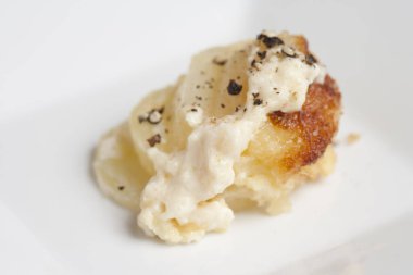 Karabiber soslu kremalı patates graten.