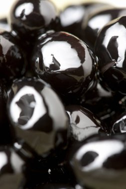 Parlak siyah zeytinlerin yakın plan görüntüsü 