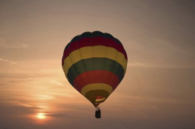 Gökyüzünde uçuşan renkli sıcak hava balonu