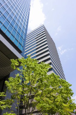 Japonya 'nın çağdaş kentsel mimarisinin gündüz görünümü.