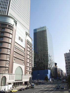 Modern şehir mimarisi ile dolu şehir silueti yollarda trafik, Tokyo, Japonya