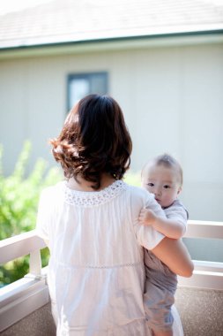 Annesi dışarıda olan tatlı Asyalı bir erkek bebek.