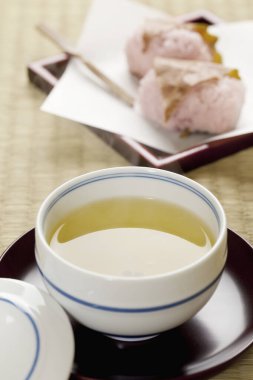 Tahta masadaki şekerli bir fincan çayın yakın plan çekimi.