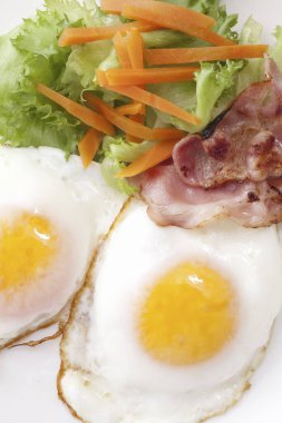 Pastırmalı yumurta ve salata. sağlıklı yiyecekler