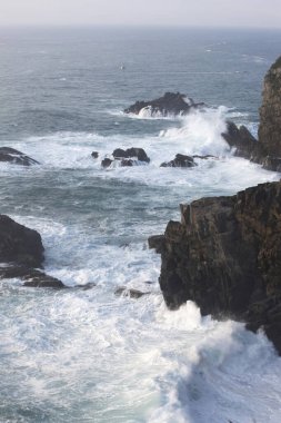 Dalgalar kayalara çarpıyor.