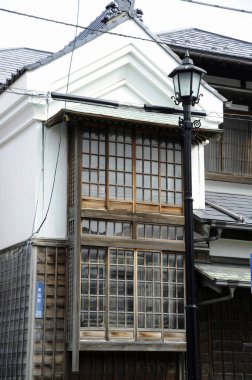 Geleneksel Japon mimarisinin huzurlu sokak manzarası