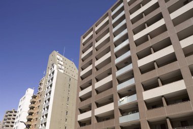 Şehir merkezindeki modern binaların düşük açılı görüntüsü         