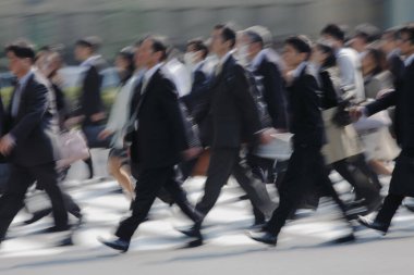 Tokyo, Japonya 'da merkez caddenin yanından geçen kalabalık