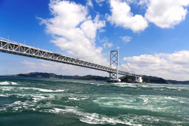 Girdapların ve Onaruto köprüsünün güzel manzarası