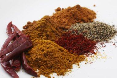 Farklı organik baharat ve bitkilerin yakın plan görüntüsü               