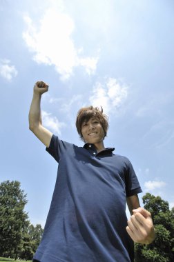 Yumruğu havada Asyalı bir adamın portresi. 