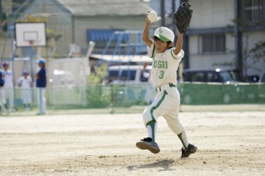 Japon erkek atıcı beysbol oynuyor, küçükler ligi.