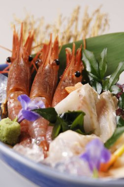Karides ve sashimi ile taze deniz ürünleri tabağı.