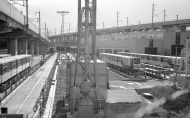 Japon şehrindeki tren istasyonunun gündüz görüşü